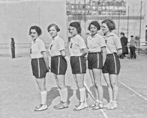 Lucienne Velu est membre de l'équipe féminine de basket-ball Linnet's de Saint-Maur [photographie de presse, Agence Rol} - source gallica.bnf.fr